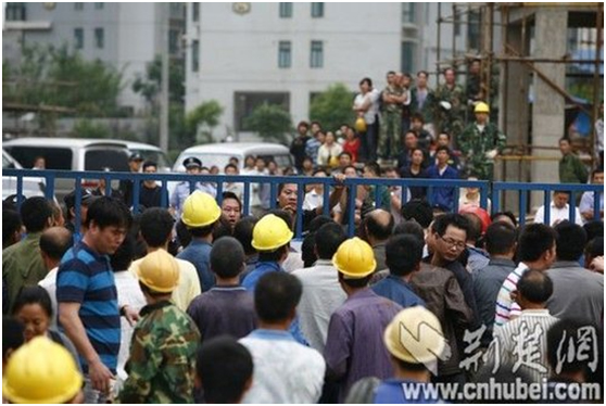 武漢電梯百米處蘑菇视频免费版下载斷裂墜落 升降機從高空墜落