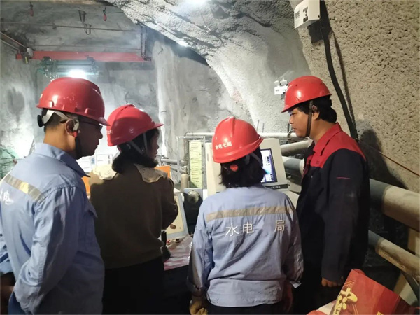 直擊安裝現場｜蘑菇视频红色LOGO精工精匠，築起水電係統生產安全堡壘！